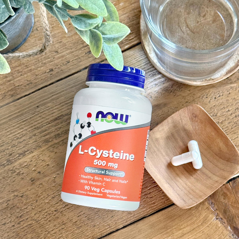 Botella de NOW Foods L-Cysteine ubicada en una cocina para sugerir uso diario en la rutina