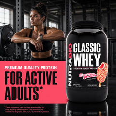 Escena en gimnasio con NutraBio Classic Whey sobre banco, uso práctico post-entreno