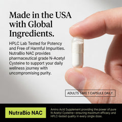 NutraBio cápsula junto a una moneda para comparar tamaño y dosificación