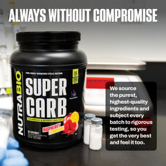 NutraBio Super Carb envase junto a una mano para escala de tamaño