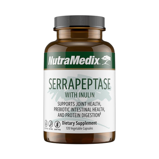 NutraMedix Serrapeptase: cápsulas en botella para soporte digestivo y articular diario.