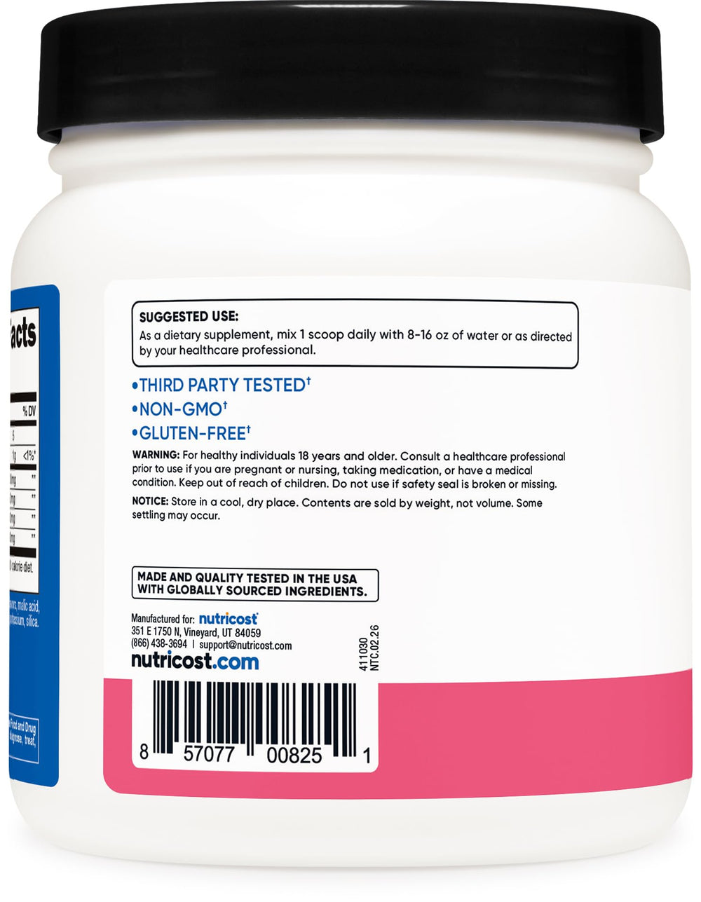 Comparación de Nutricost BCAA con una mano para escala, tamaño práctico para uso diario