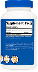 Comparación de tamaño de cápsula Nutricost Beta-Alanine junto a moneda para escala