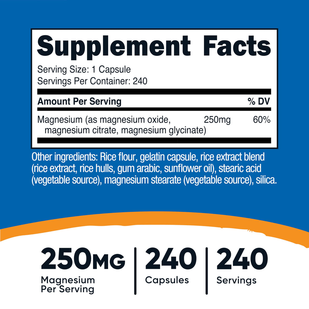 Primer plano de cápsulas Nutricost Magnesium Complex para apreciar textura y tamaño