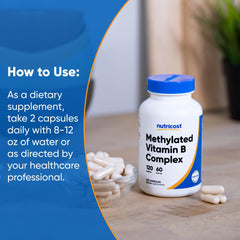Nutricost persona tomando cápsulas con agua para uso diario práctico
