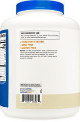 Comparación de tamaño del envase Nutricost Whey Protein de 5 lb junto a una botella cotidiana
