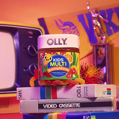 OLLY niño tomando gomita mostrando facilidad de uso diario