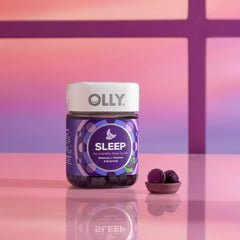 OLLY persona relajándose antes de dormir con gomitas en mano