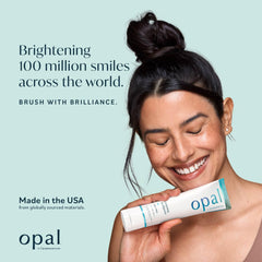 Opalescence Opal tubo abierto mostrando la textura cremosa y limpieza eficaz