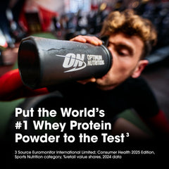Optimum Nutrition bote junto a botella en gimnasio para uso práctico