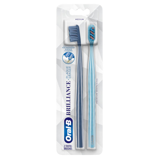Oral-B cepillo frontal en empaque mostrando los dos colores y beneficio limpieza eficaz