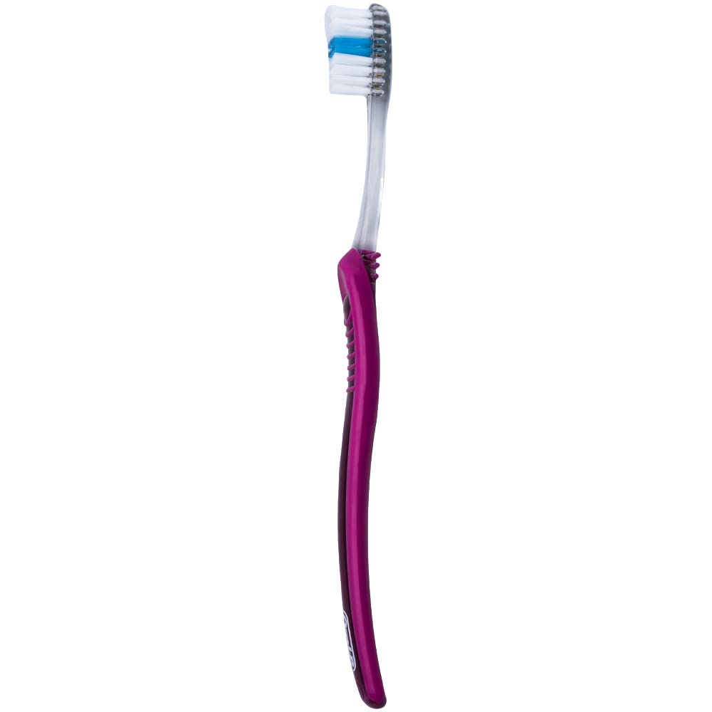 Persona usando Oral-B demostrando alcance en zonas posteriores