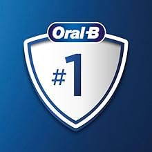 Escena doméstica con familia usando cabezal Oral-B refleja uso diario cómodo