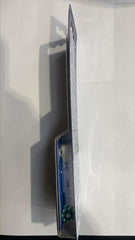 Comparación de tamaño Oral-B CrossAction junto a una moneda para visualizar escala y facilidad de uso