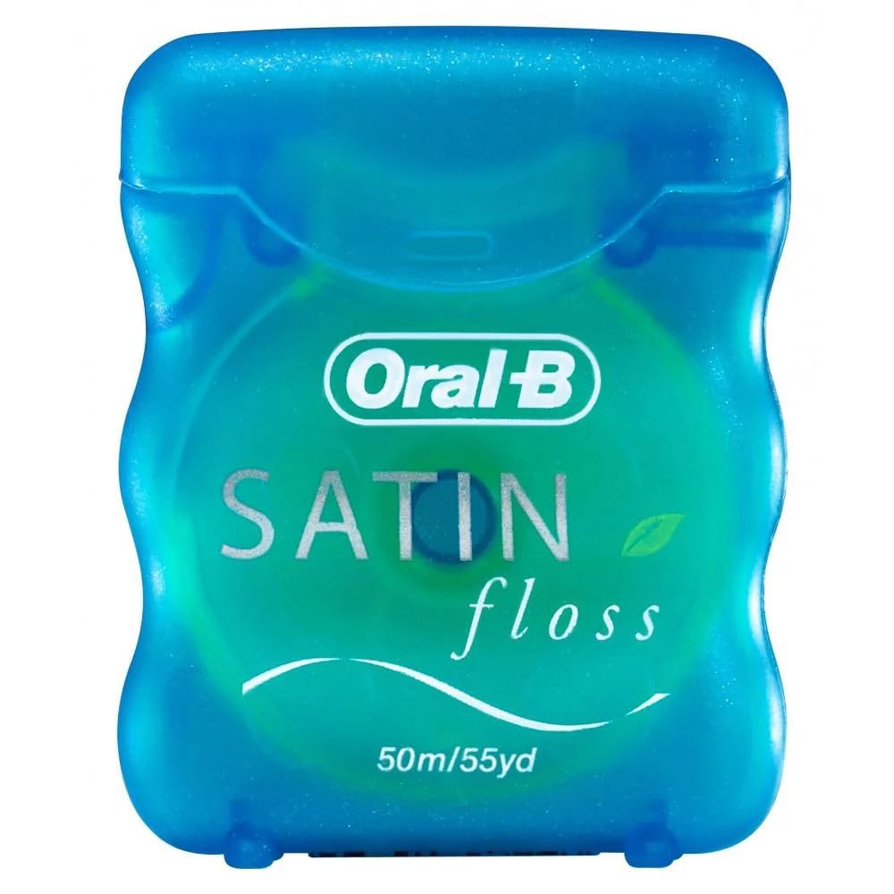 Oral-B hilo en uso entre dientes demostrando limpieza interdental efectiva
