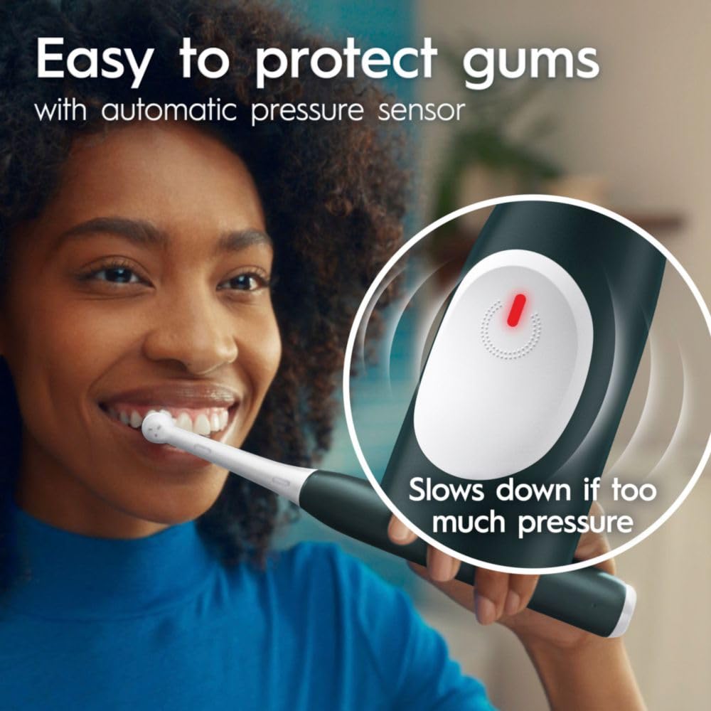 Oral-B iO2 junto a una mano para mostrar tamaño y control fácil