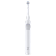 Persona usando Oral‑B iO2 en el baño favorece limpieza más completa