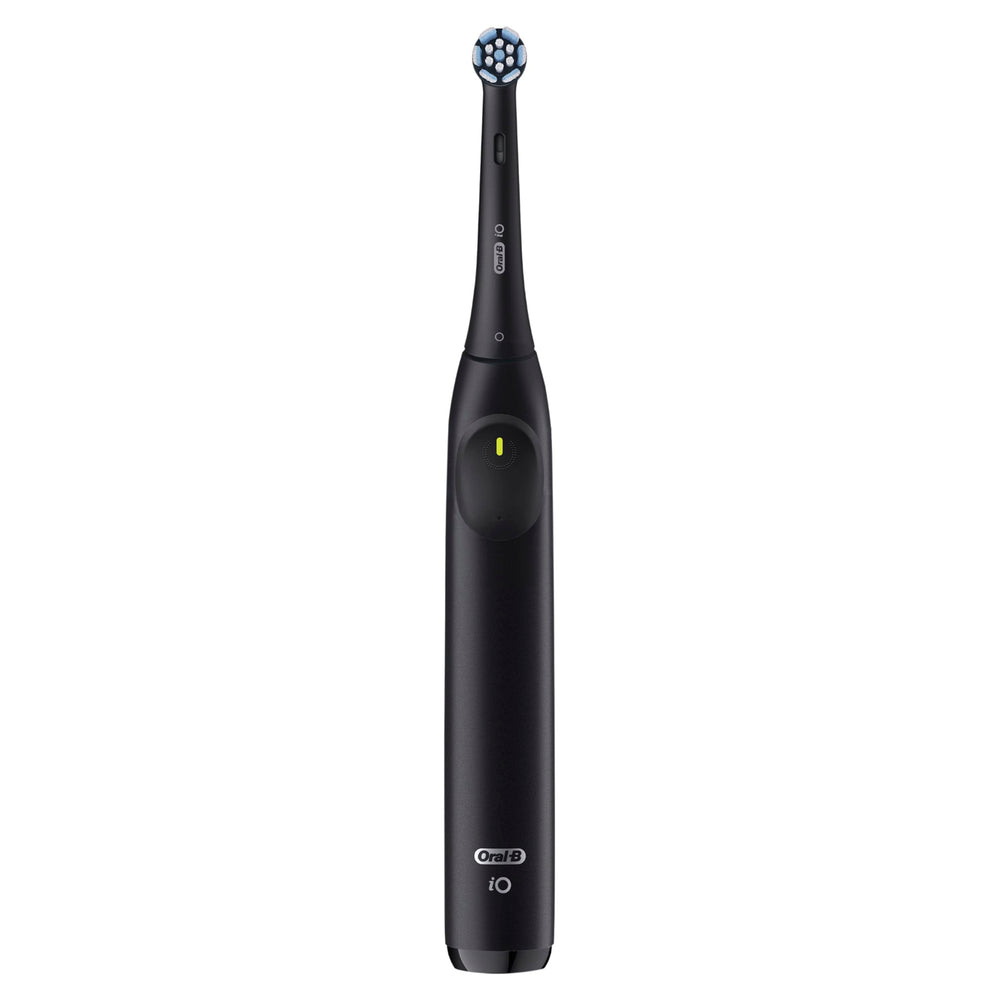 Oral-B iO2 en ambiente de baño moderno mostrando estilo y funcionalidad