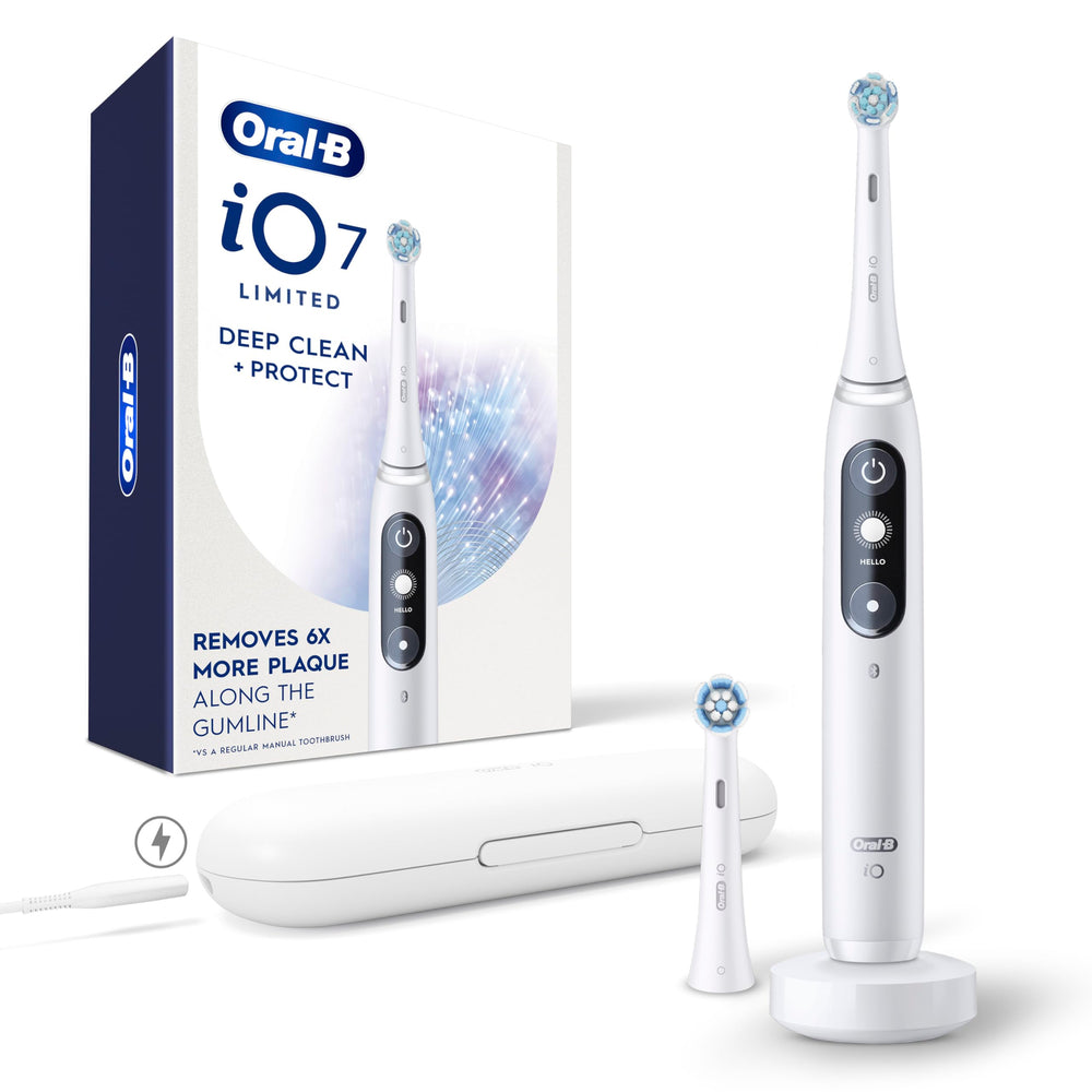 Oral-B iO7 vista frontal del mango y empaque mostrando diseño y beneficio limpieza eficaz