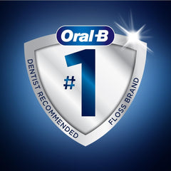 Oral-B floss picks en un baño moderno mostrando uso cotidiano y frescura inmediata