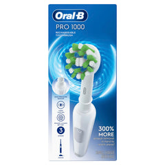 Oral-B close-up de cerdas anguladas de 16° que rodean el diente, precisión efectiva