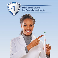 Oral-B Pro 1000 junto a una mano para mostrar tamaño y control ergonómico