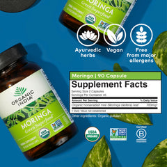 ORGANIC INDIA cápsulas sobre hojas frescas en entorno natural mostrando cultivo sostenible