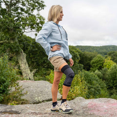 OrthoSleeve KS7 bajo pantalón ilustrando discreción y confort diario
