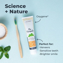 Mujer cepillándose con Oxyfresh, protección para encías sensibles
