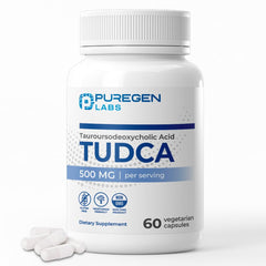 P Puregen Labs cápsula en mano para comparar tamaño y facilitar dosificación
