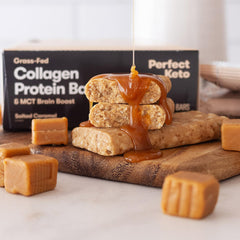 Close-up de textura de Perfect Keto Bar mostrando capa de chocolate y caramelo, sabor satisfactorio