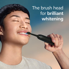 Philips Sonicare cabezal en uso sobre diente mostrando limpieza eficaz