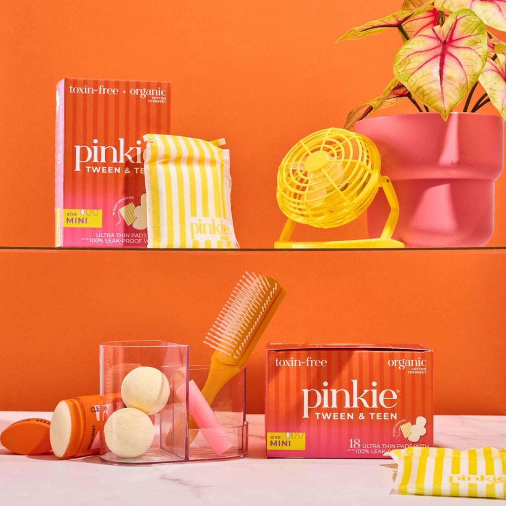 Pinkie primer plano de la textura de algodón orgánico que ofrece suavidad