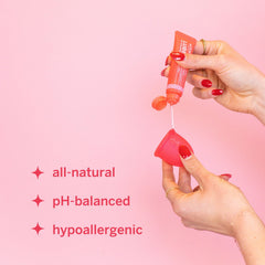 Pixie Cup al lado de una llave para comparar tamaño práctico para viaje