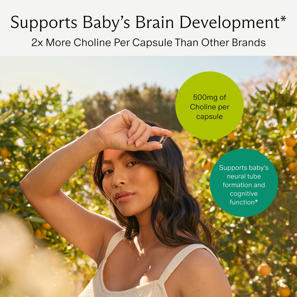 Prenatal Choline+ cápsula en mano para comparar tamaño y facilidad de ingestión