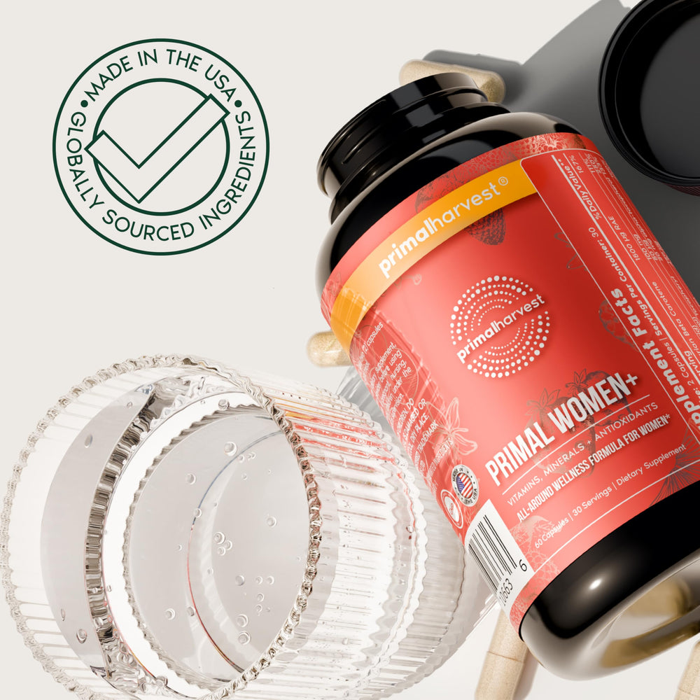 Primal Harvest Women+ frasco junto a vitaminas e ingredientes clave
