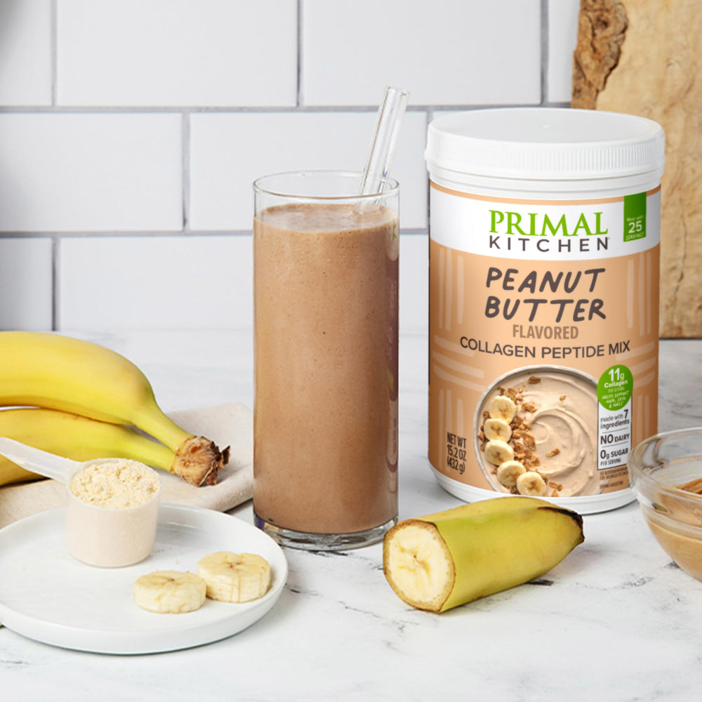 Primal Kitchen cucharada medida con polvo, muestra la porción de 11 g colágeno