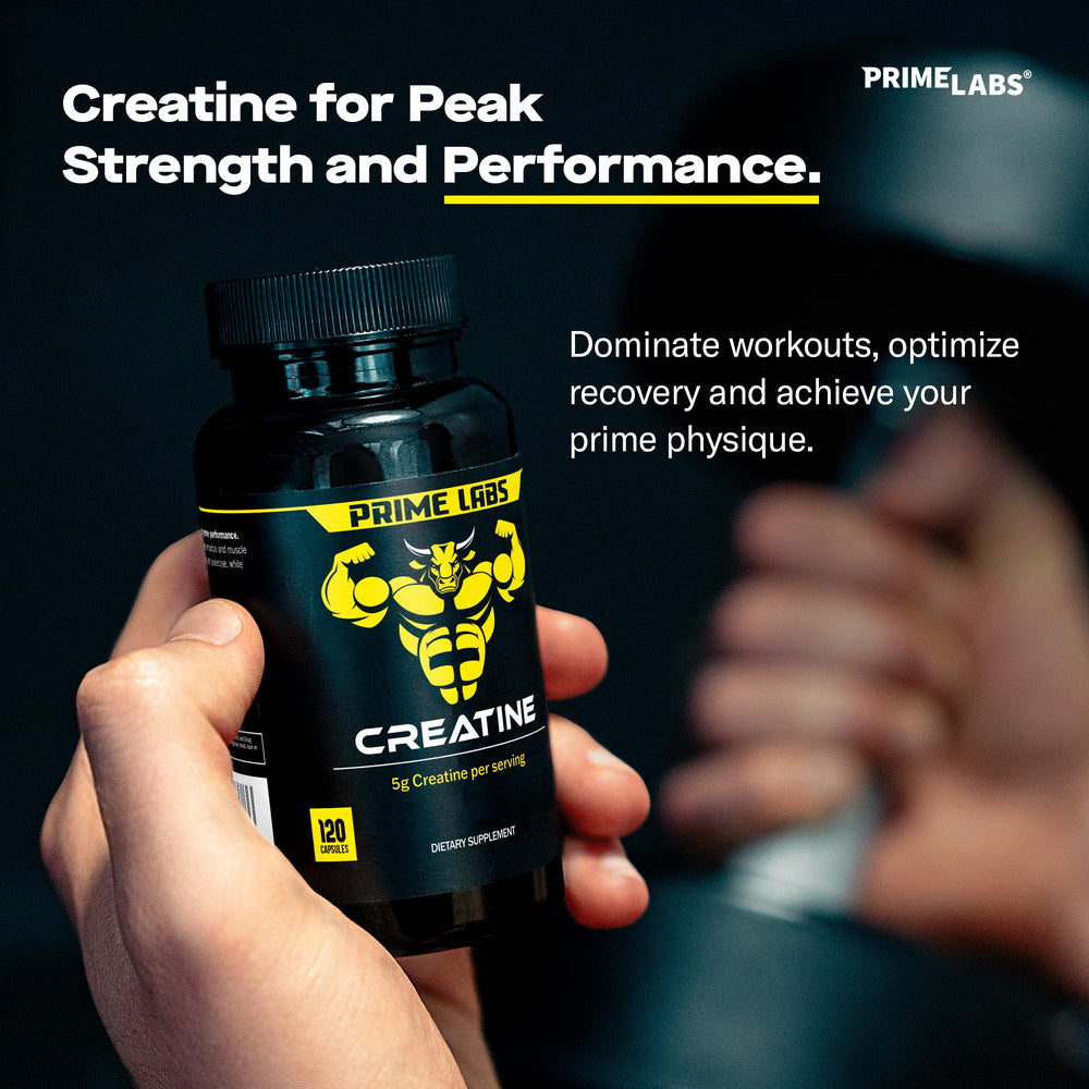 Prime Labs cápsulas en mano ilustrando dosis y facilidad para llevar al entrenamiento
