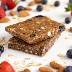 PROBAR primer plano de trozos de frutos rojos y nueces que realzan sabor