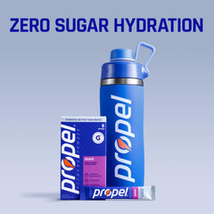 Propel en botella durante entrenamiento para hidratación práctica