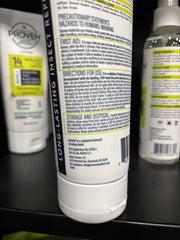 Textura de la loción Proven en la palma para apreciar apariencia limpia y absorción rápida