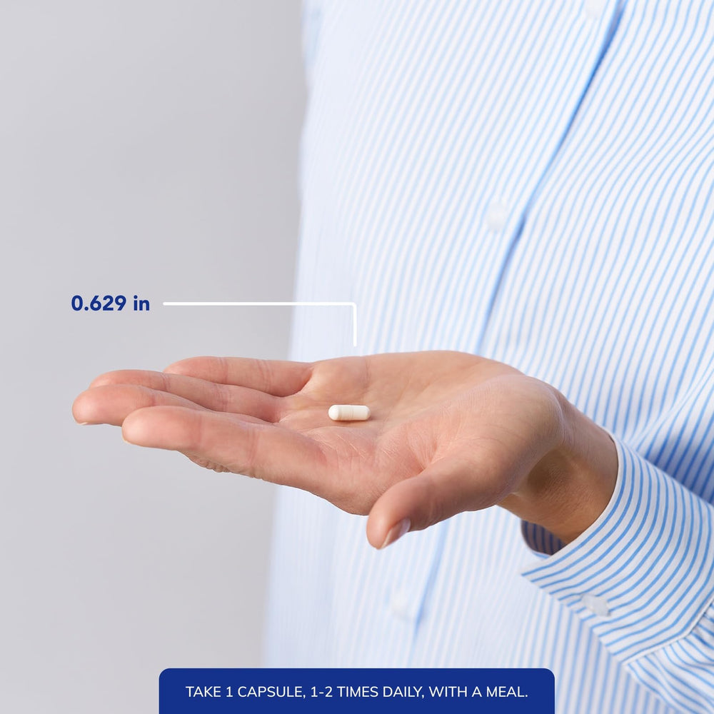 Frasco de Pure Encapsulations Biotin 8 mg junto a una regla para comparar tamaño