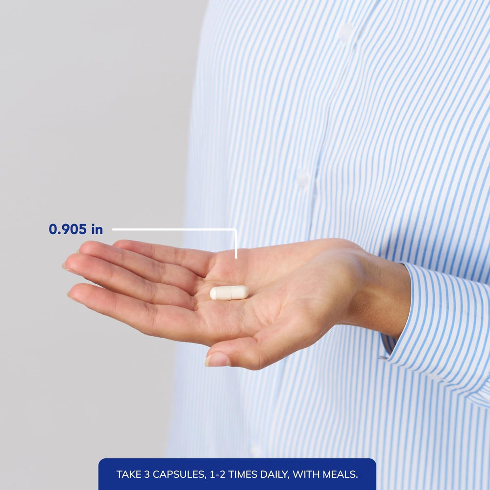 Pure Encapsulations cápsulas en mano mostrando tamaño y facilidad de ingestión