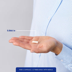 Pure Encapsulations cápsula en mano para comparar tamaño y facilidad de ingestión