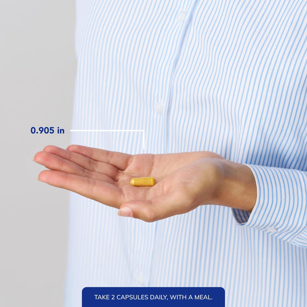 Pure Encapsulations cápsula en mano para comparar tamaño y dosificación práctica