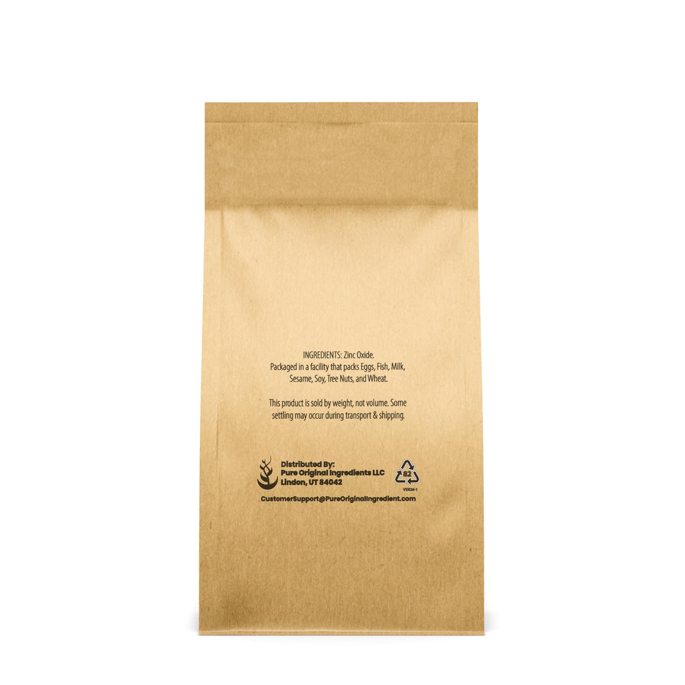 Textura en primer plano del óxido de zinc en polvo Pure Original Ingredients con aspecto fino y uniforme