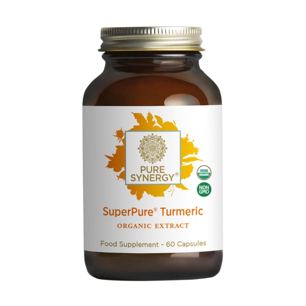 Pure Synergy cápsulas en mano para comparar tamaño y facilidad de ingestión