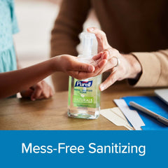 Purell aplicación en manos de adulto demostrando limpieza rápida