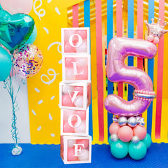 QPEY caja con globos en mesa creando centro de mesa atractivo