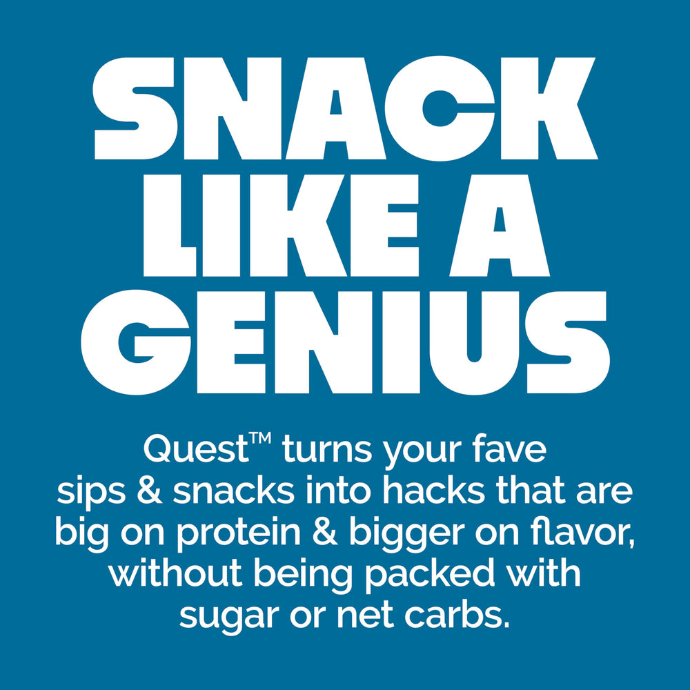 Quest brownie servido con café en ambiente relajado, perfecto como merienda
